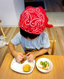 ぼくはコーンはのせない！！といって 玉葱、ピーマン、ウィンナーをのせています♪ 今日は自分が好きな具材だけのせてOK